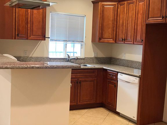 5th image of 16423 Victory Blvd #5