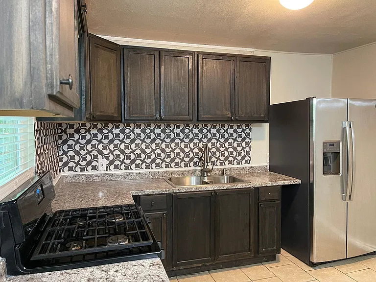 3921 Avenue H — Photo 3