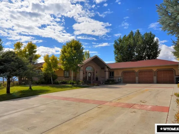 960 Country Club Dr, Riverton, WY 82501