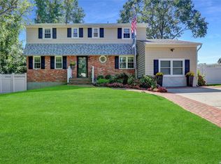 18 Dalewood Ln, Kings Park, NY 11754