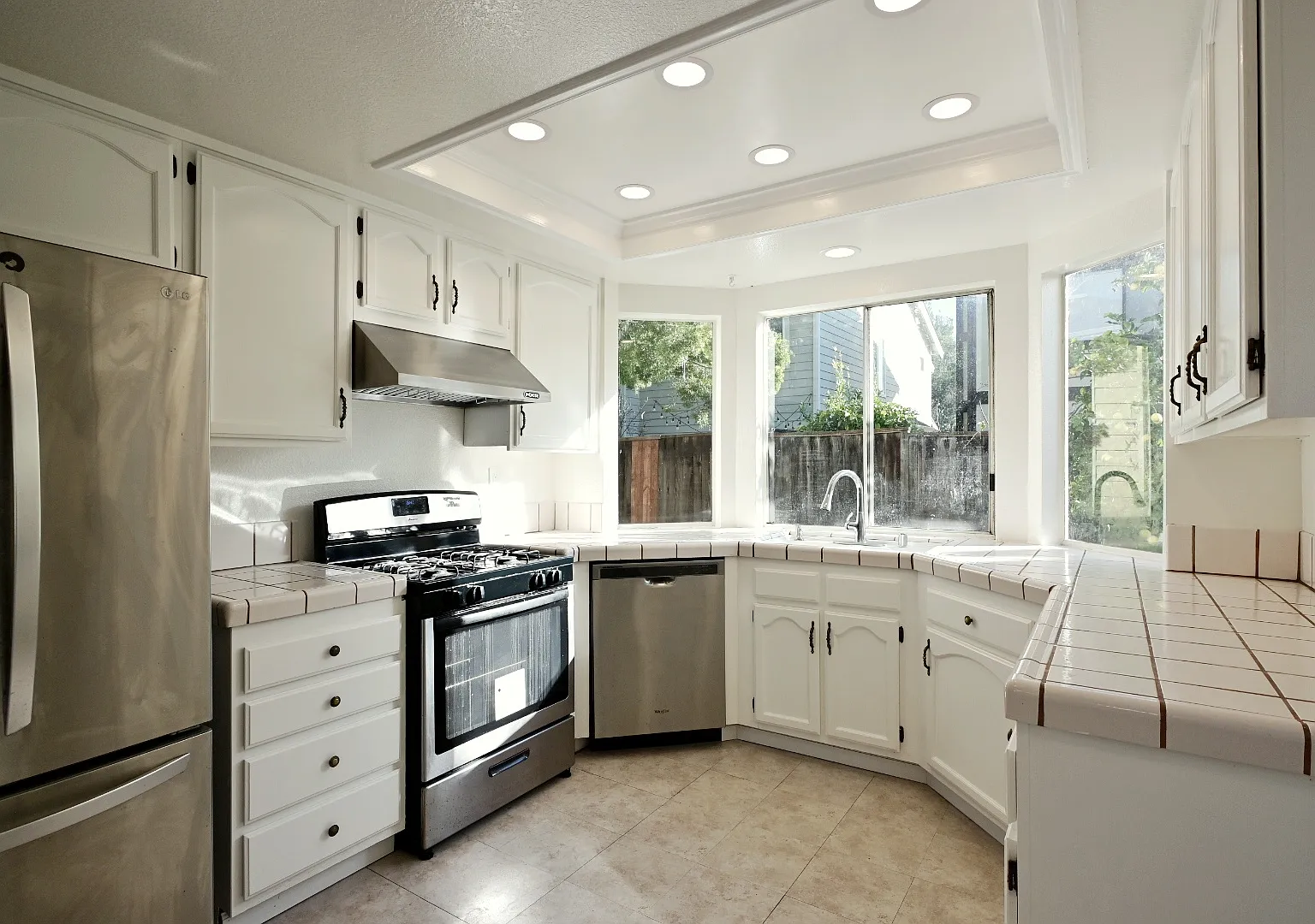 4 bed, 2.5 bath, 1860 sqft, $4,600 — Photo 4