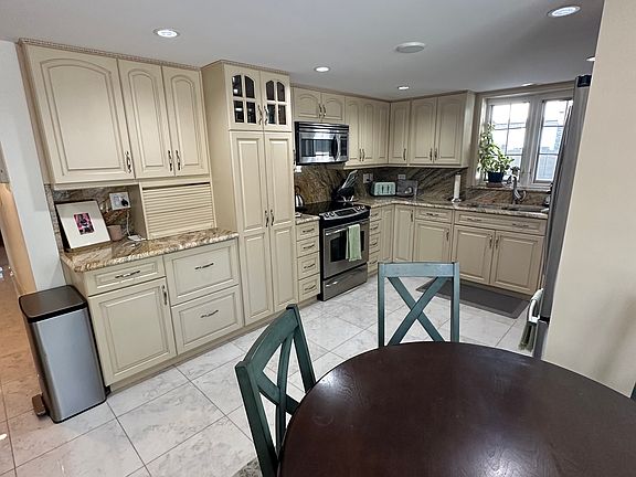 4th image of 1508 W Touhy Ave APT 1W