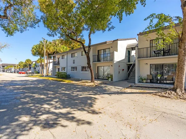 7060 NW 179th St APT 210, Hialeah, FL 33015