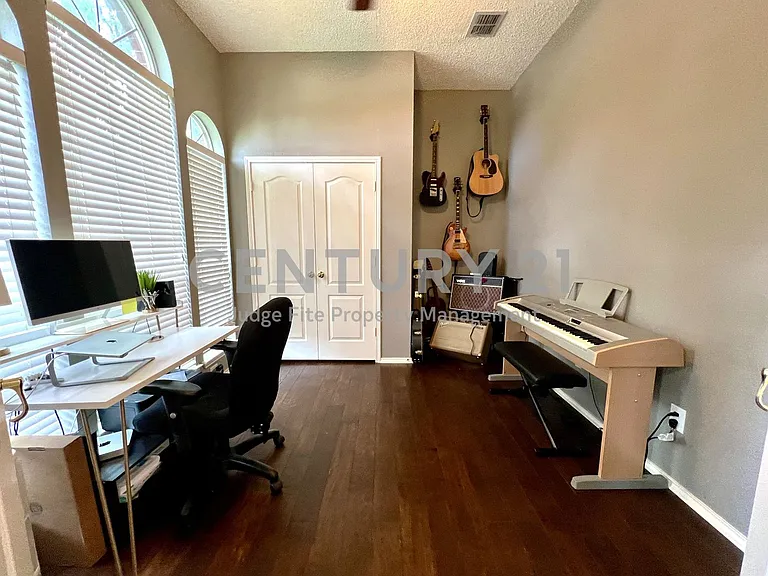 11413 Huntington Rd — Photo 28