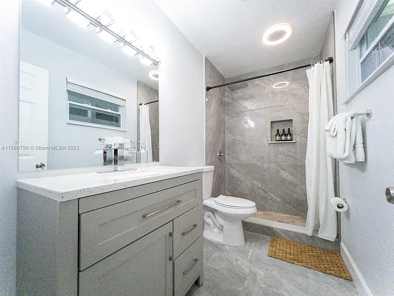 2761 SW 33rd Ave #2 — Photo 22