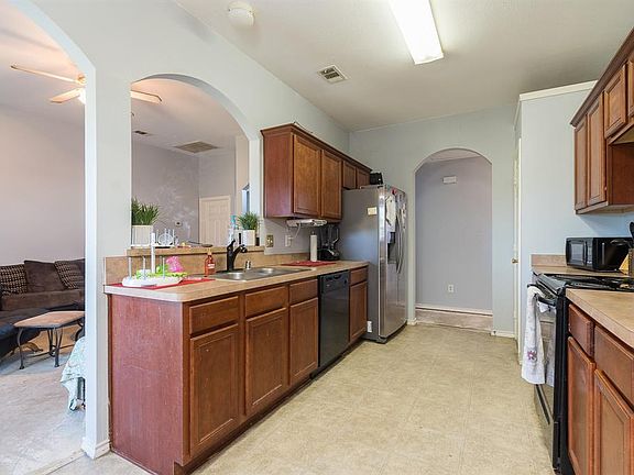 4th image of 826 Tiffany St