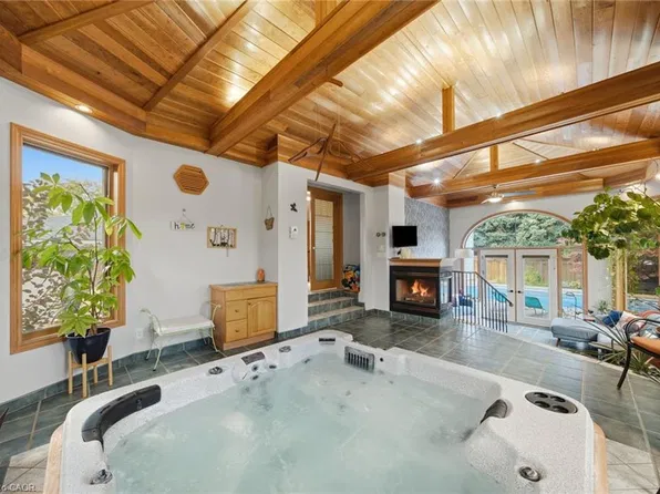 16 Redwood Ct, Hamilton, ON L8G 2Y4