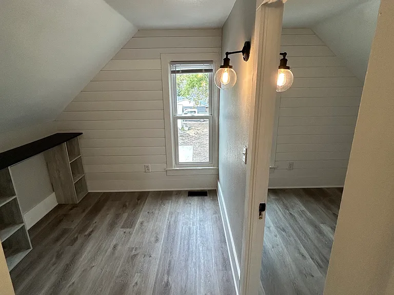 2042 Silver St — Photo 6