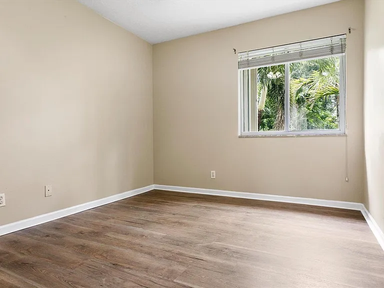 1533 Rialto Dr — Photo 24