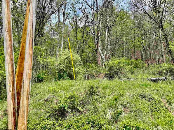 Highland Ave, Mannington, WV 26582