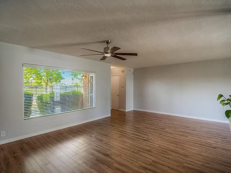 1526 W Windsor Ave — Photo 39