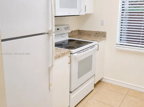 3396 Foxcroft Rd APT 316, Hollywood, FL 33025