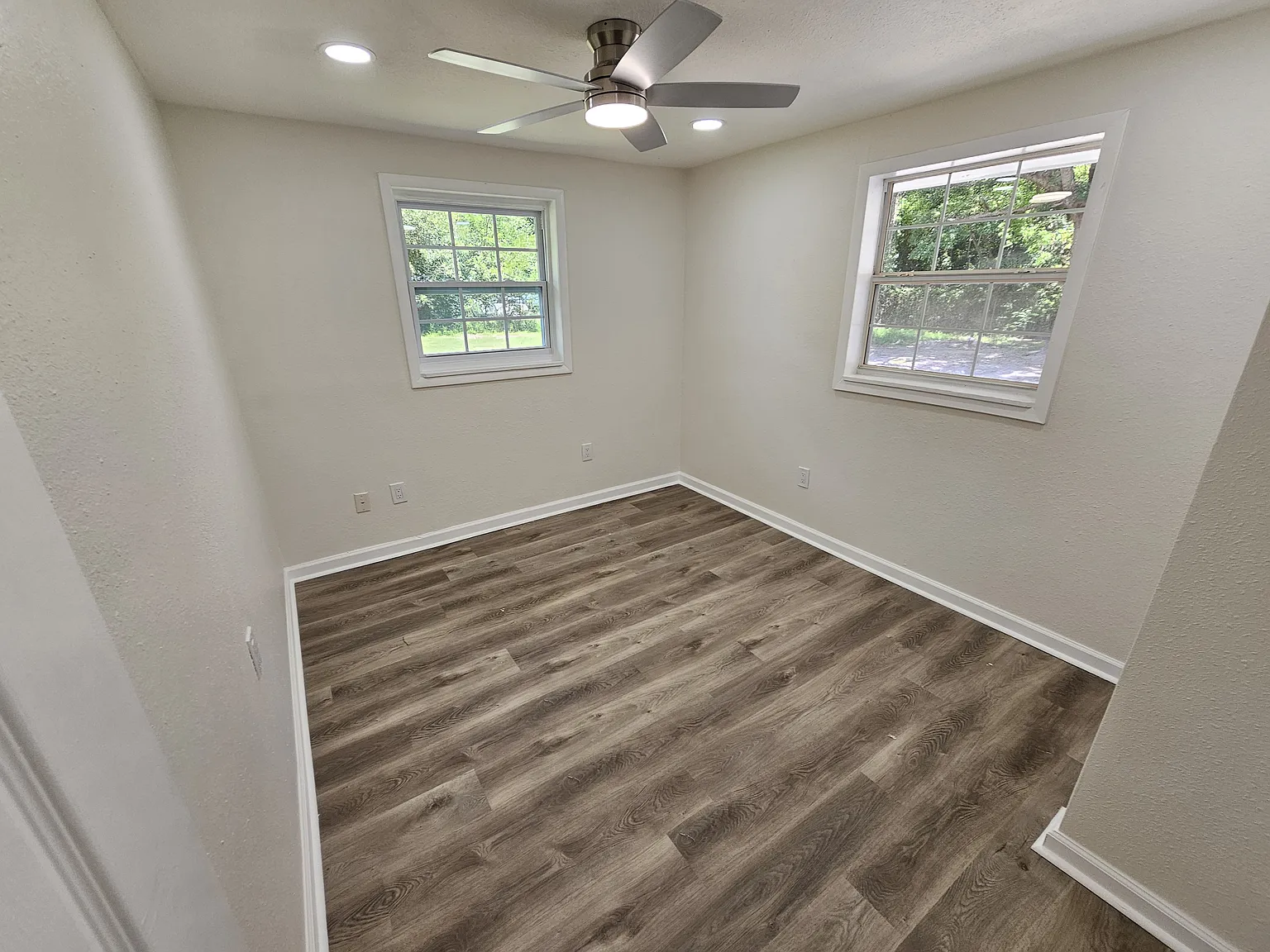 1150 Hawthorn Dr — Photo 2