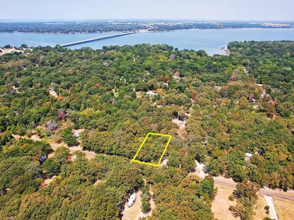 147 Golden Oaks Dr, Mabank, TX 75156