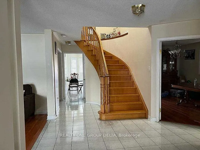 24 Arborview Cres #UPPER