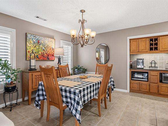 5th image of 3480 N Greenbriar Dr