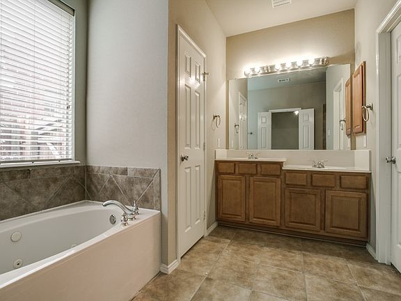 4th image of 124 Whitney Dr