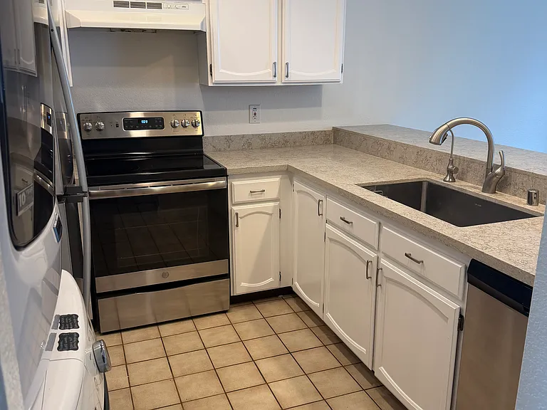 2904 Leotar Cir #37 — Photo 5