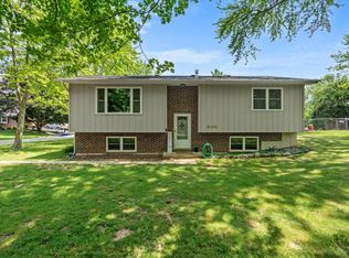 3202 Midway Dr, Island Lake, IL 60042