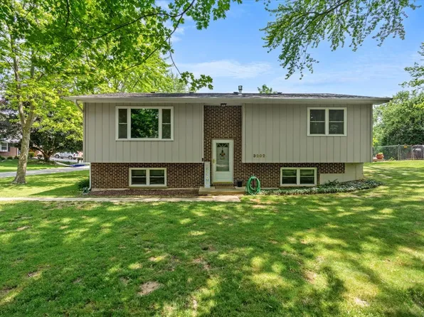 3202 Midway Dr, Island Lake, IL 60042