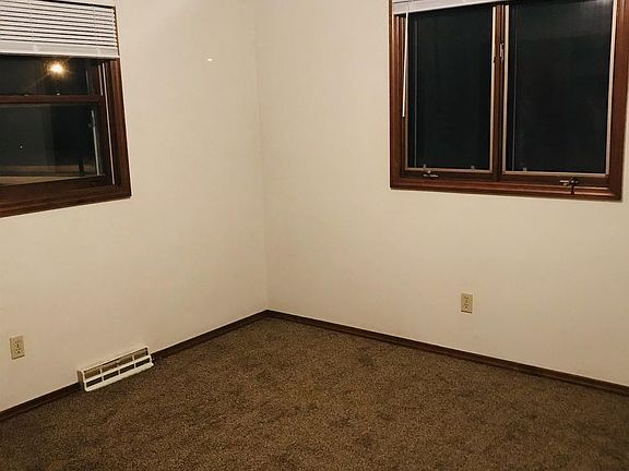 5th image of 2055 Packerland Dr #2057