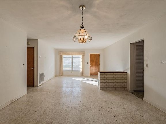 3rd image of 2133 Poinciana Dr