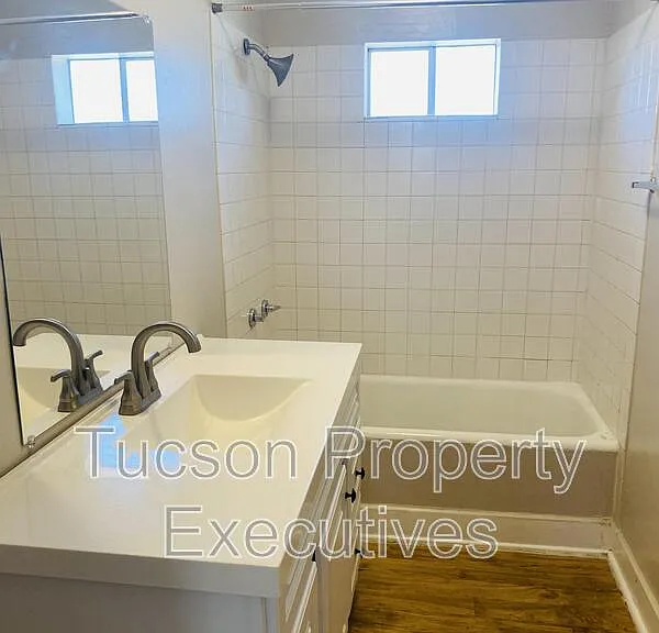2632 N Stone Ave #9 — Photo 6