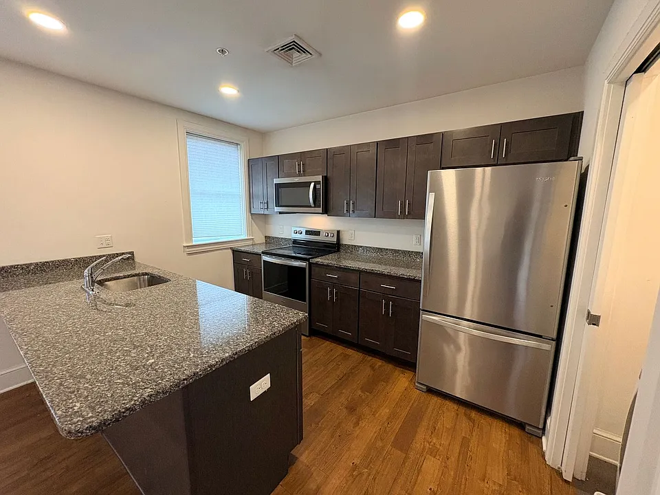 335 W Market St