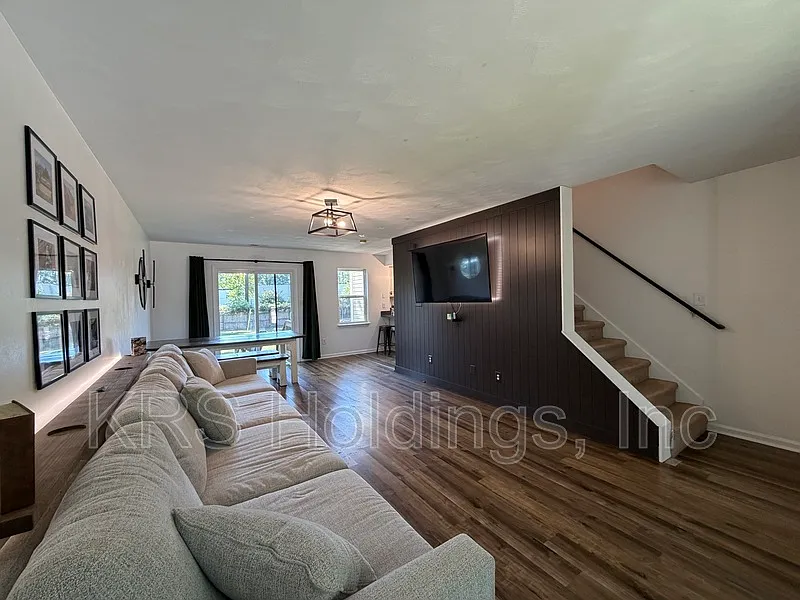 3 bed, 3.0 bath, 1452 sqft, $2,600 — Photo 2