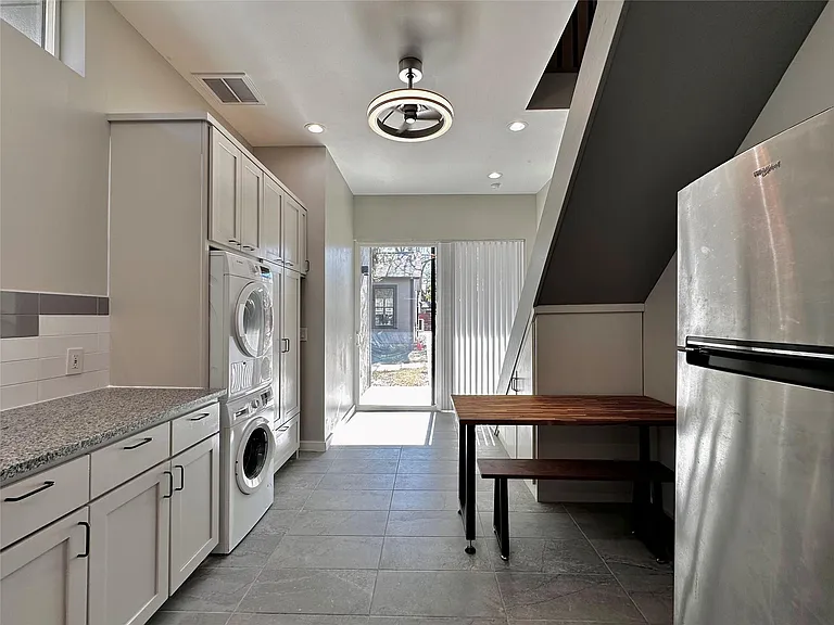 914 E 39th St #2 — Photo 11