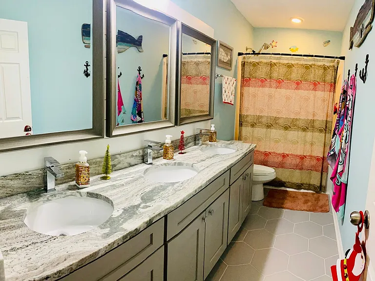 Upstairs bathroom features