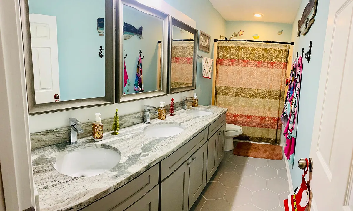 Upstairs bathroom features - 303 Sabal Palmetto Ct