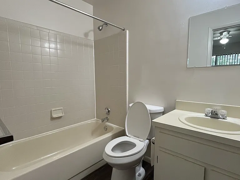 2560 SW 31st Pl — Photo 10