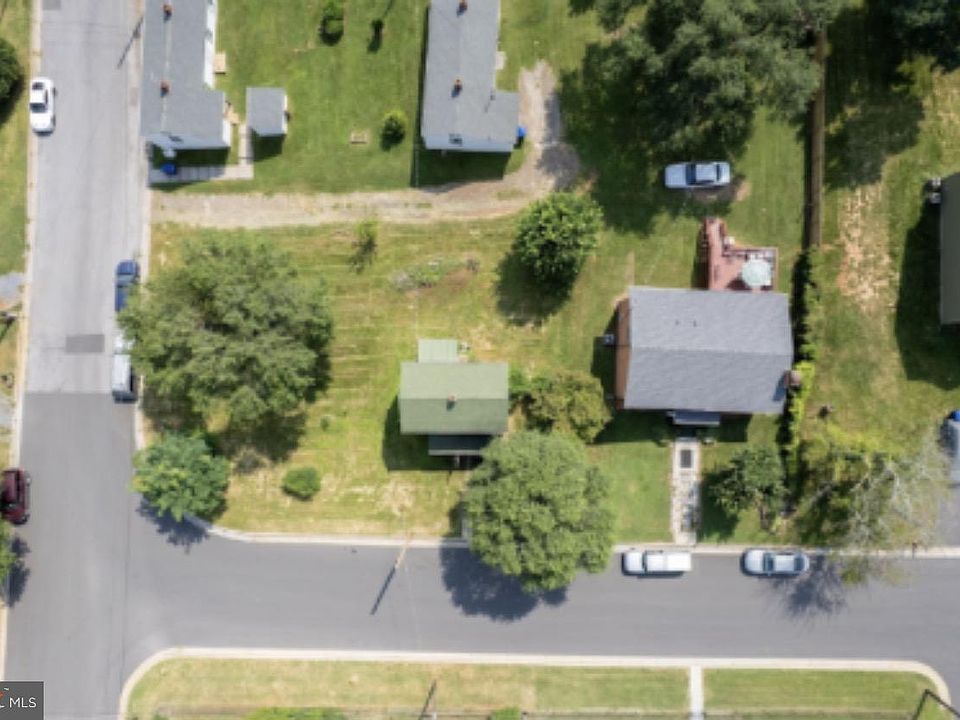 1st image of 704 Parkview Dr