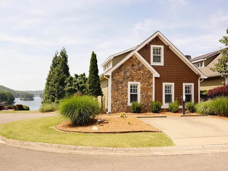 213 Lakeside Dr — Photo 3