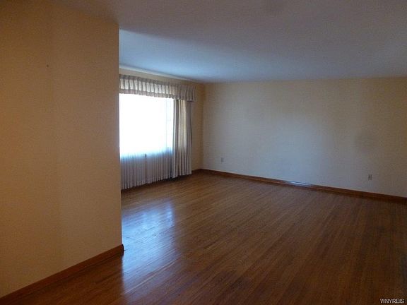 4th image of 148 Belmont Ct W