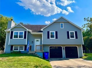 1516 SW Highland Dr, Lees Summit, MO 64081
