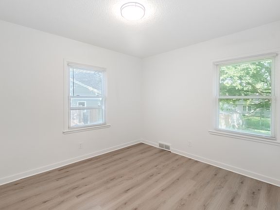 4th image of 105 Sunset St