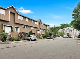 24 Village Grn, Bardonia, NY 10954