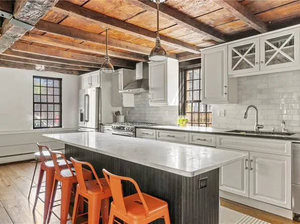 35 2nd St, Newport, RI 02840