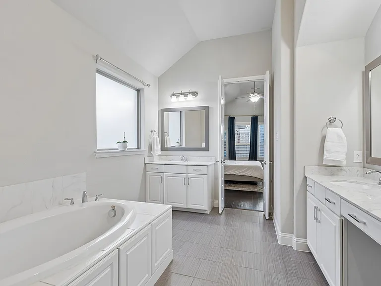 7909 Bonham Cv — Photo 20