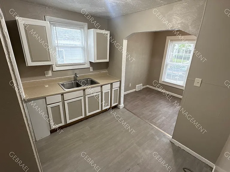 8606 Strathmoor St — Photo 10