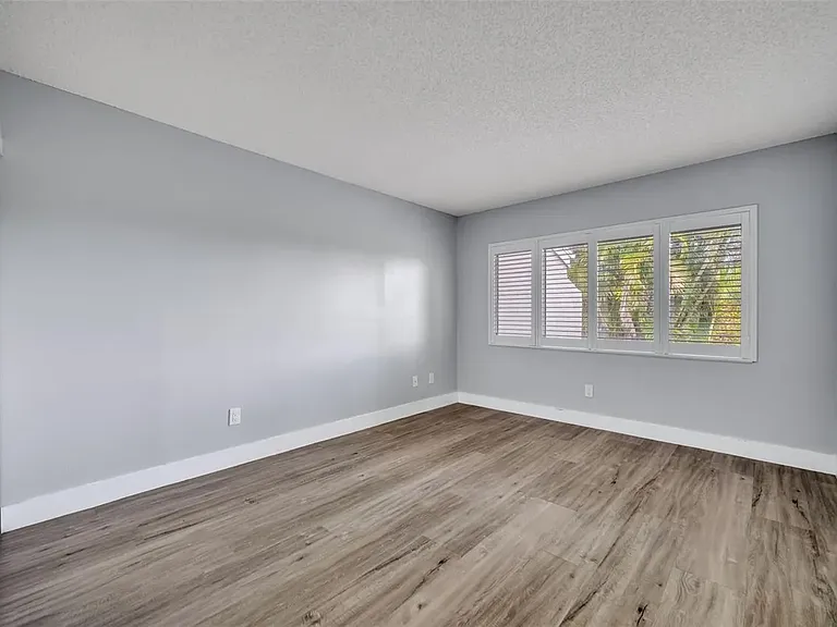 5377 Vineland Rd — Photo 23