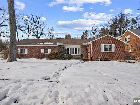 2nd image of 149 Allen St