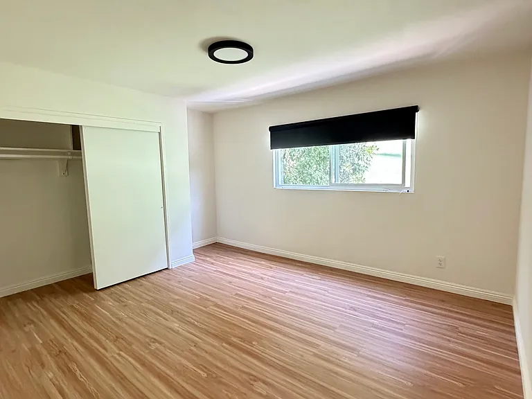 2421 N Beachwood Dr #2 — Photo 10