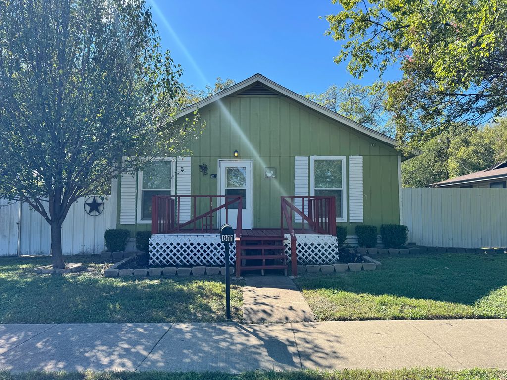 811 SW Main St - Property Image