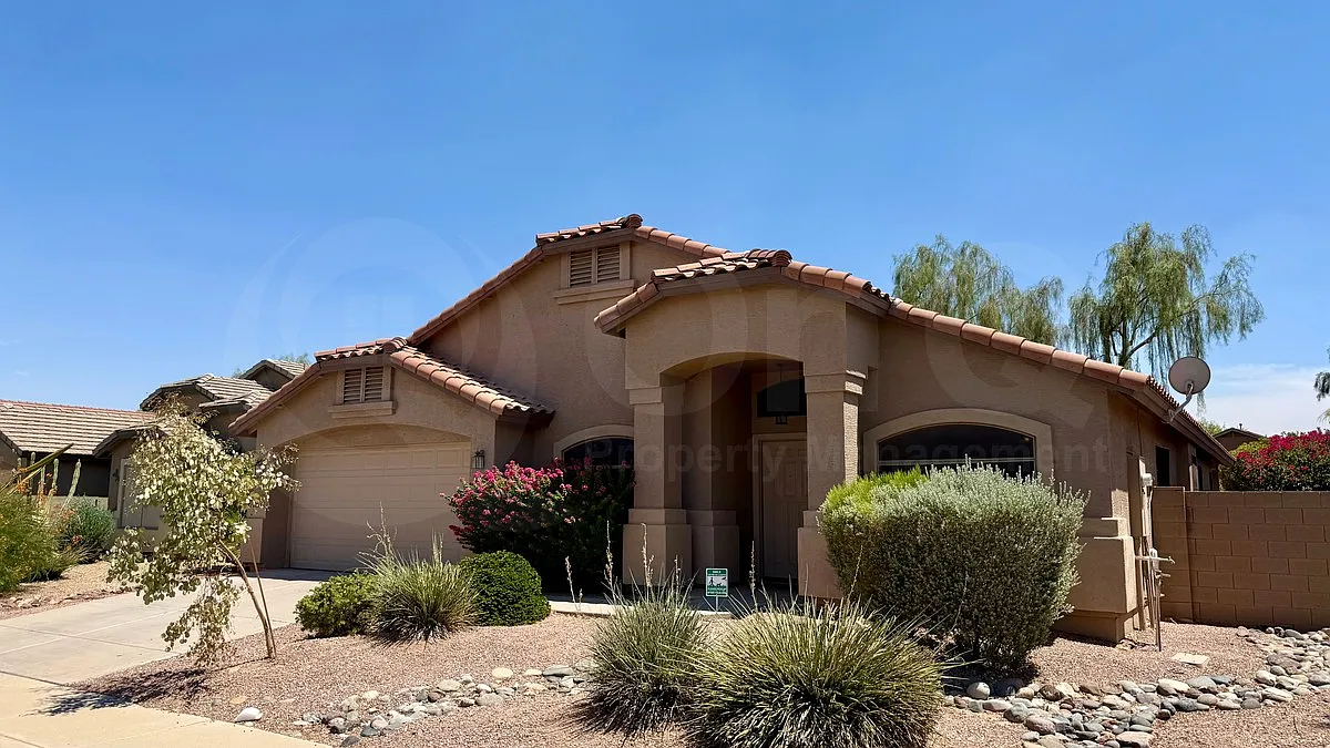 3 bed, 2.0 bath, 2311 sqft, $1,699 — Photo 2