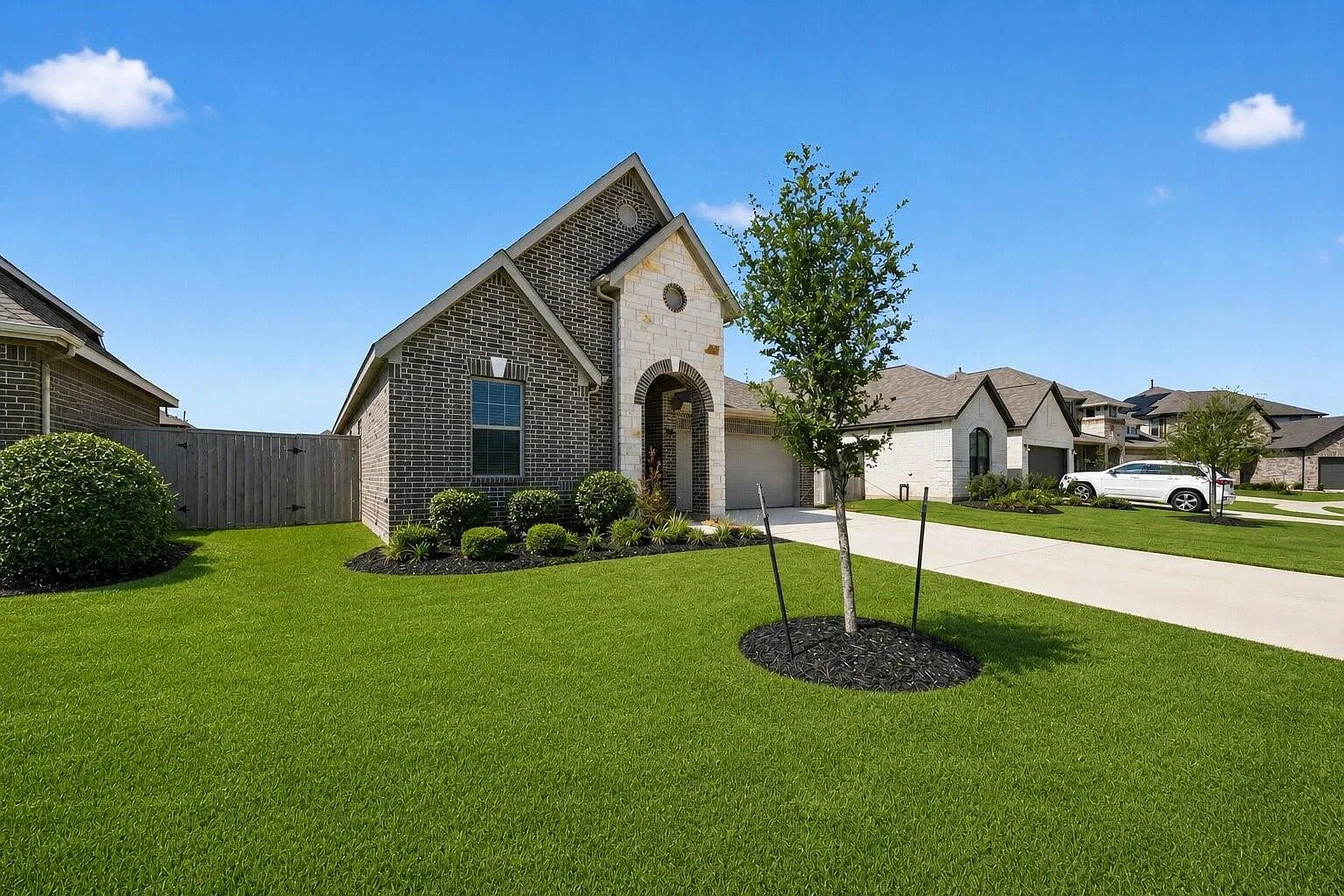 3 bed, 2.0 bath, 2191 sqft, $2,600 — Photo 3