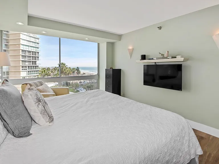 1810 Avenida Del Mundo #508 — Photo 24