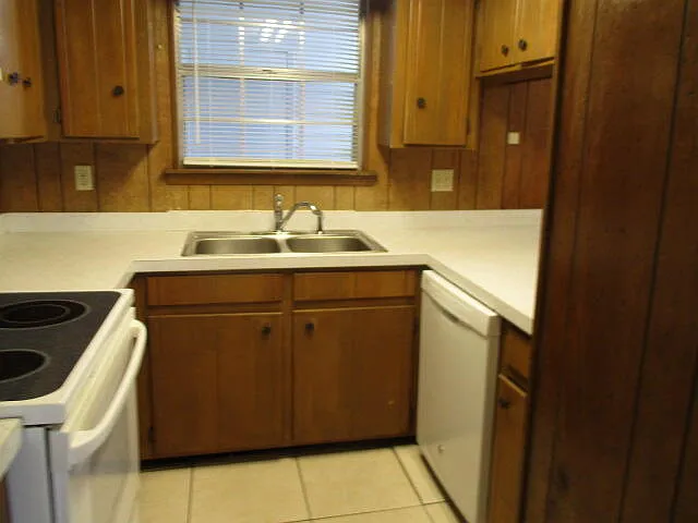 3 bed, 1.5 bath, 1320 sqft, $1,450 — Photo 2